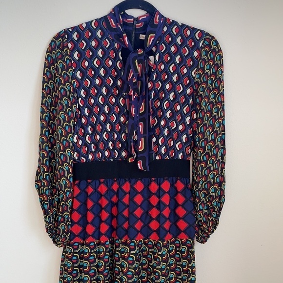 Alice+Olivia Karolina Blouson Sleeve Midi Dress in Mod Moon 2 - Picture 9 of 15